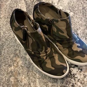Women’s size 10 Camo Wedge shoes